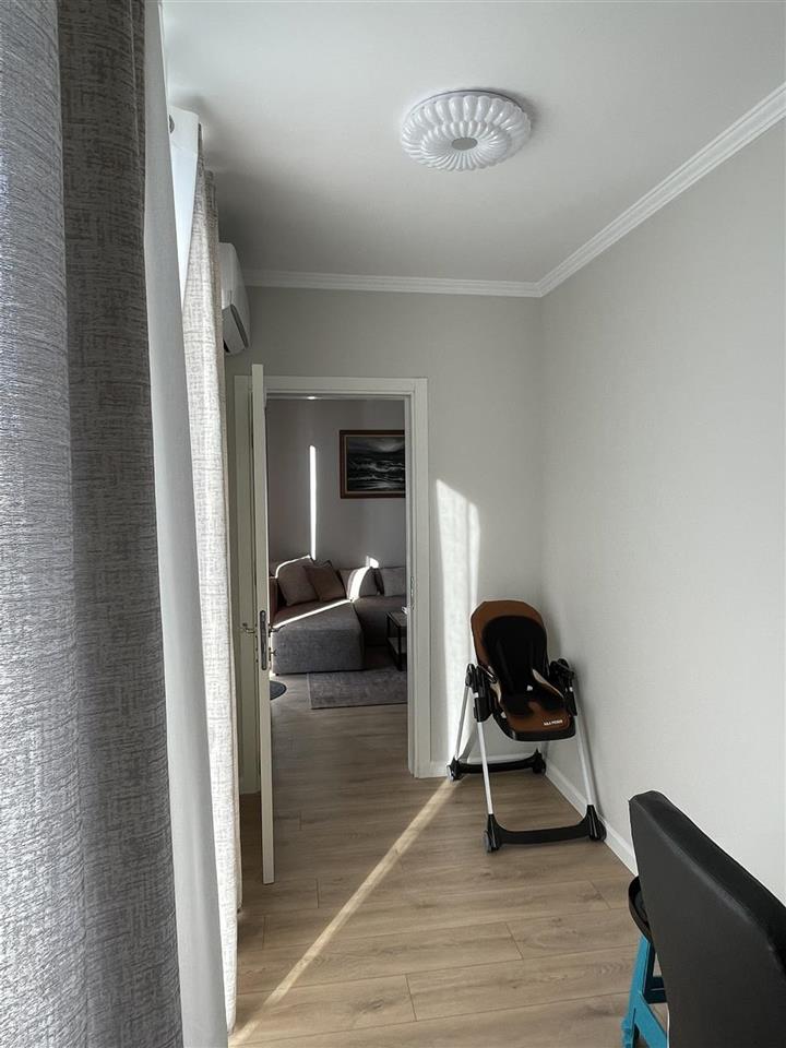 Jepet apartament me qira 2+1 me ballkon ne pallat te ri qera