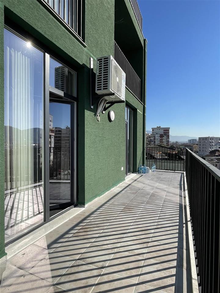 Jepet apartament me qira 2+1 me ballkon ne pallat te ri qera