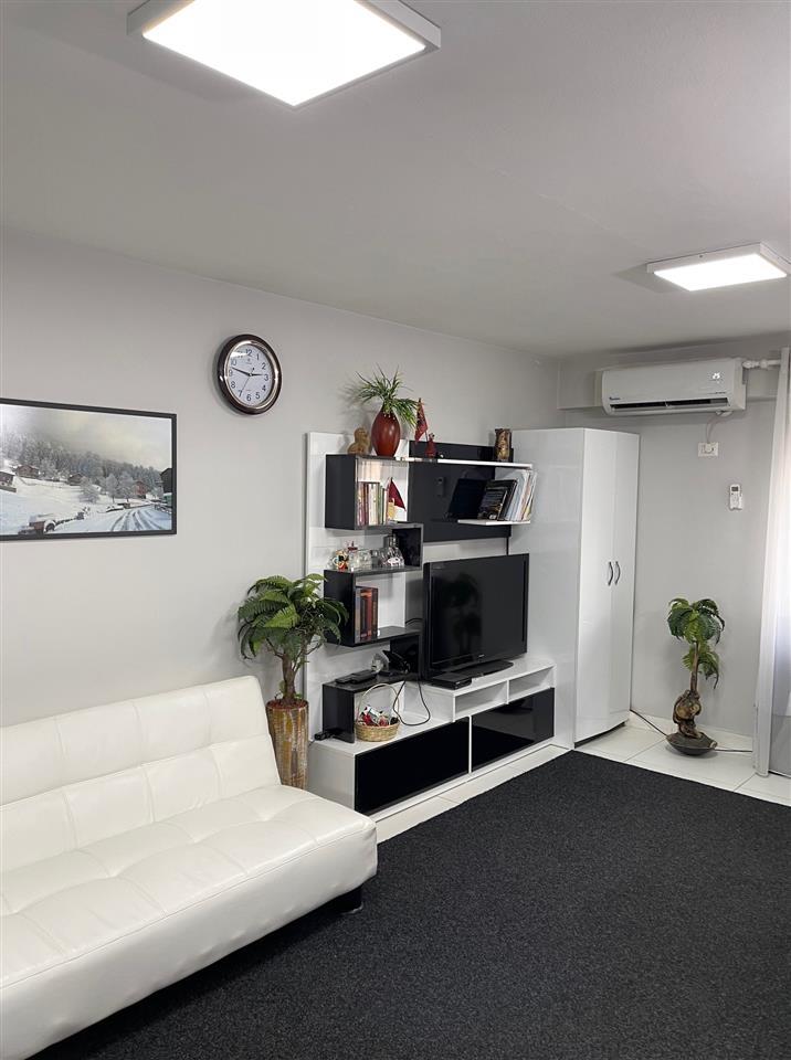 ZYRE/STUDIO ME QERA, AMBJENT I KOMPLETUAR