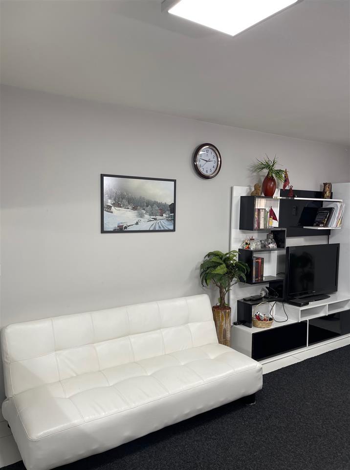 ZYRE/STUDIO ME QERA, AMBJENT I KOMPLETUAR