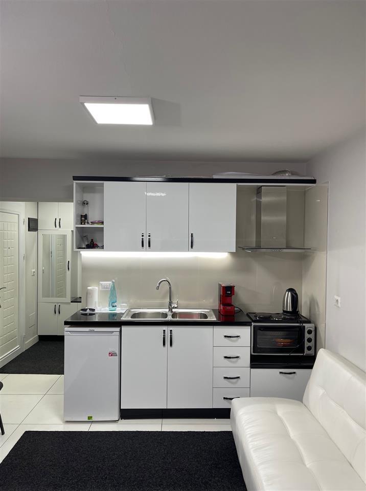 ZYRE/STUDIO ME QERA, AMBJENT I KOMPLETUAR