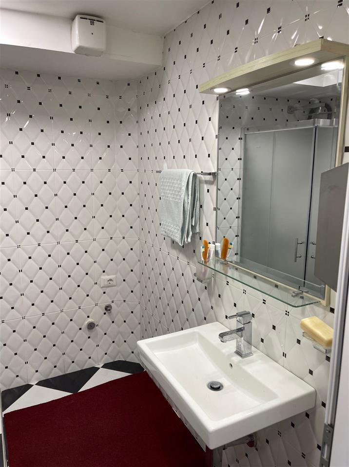 ZYRE/STUDIO ME QERA, AMBJENT I KOMPLETUAR