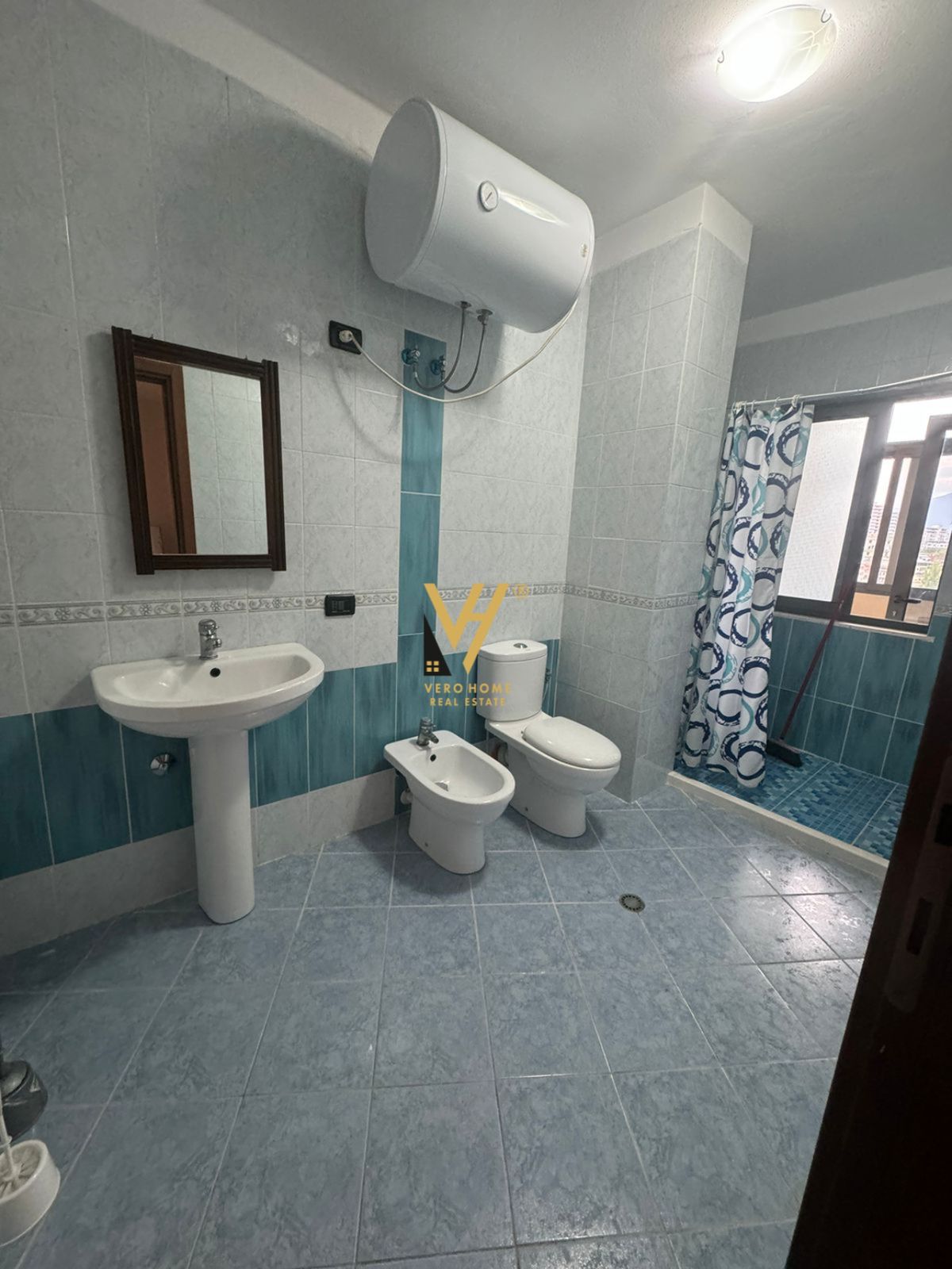 ZYRE TE KOMUNA E PARISIT 600 EURO