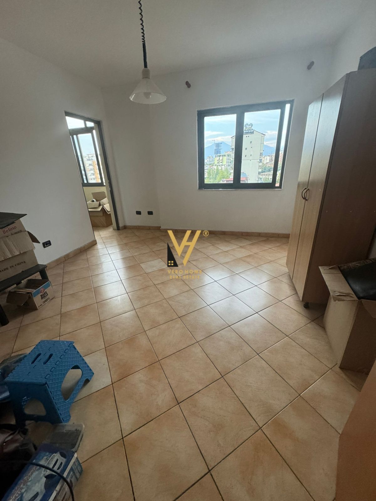 ZYRE TE KOMUNA E PARISIT 600 EURO