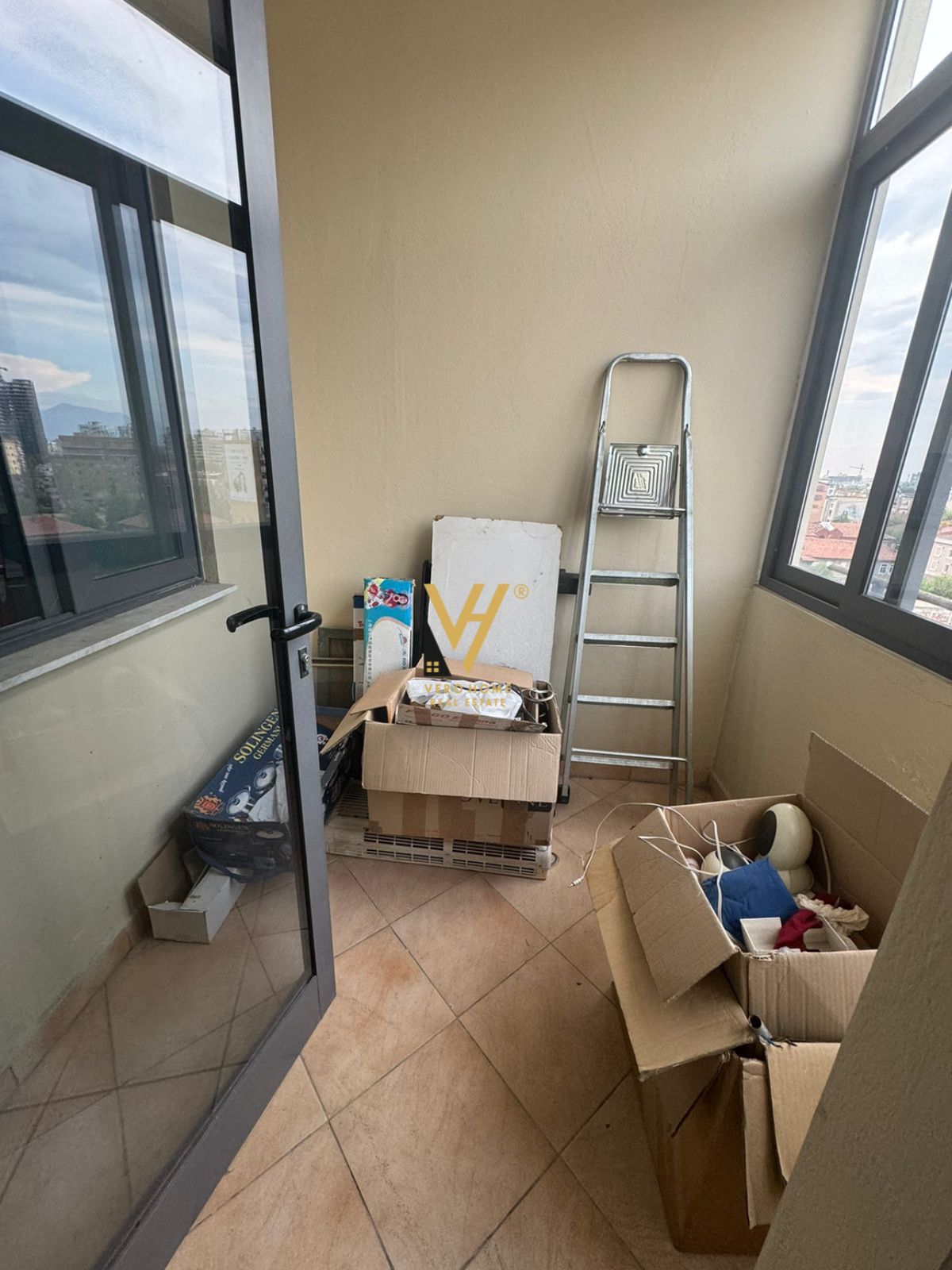 ZYRE TE KOMUNA E PARISIT 600 EURO