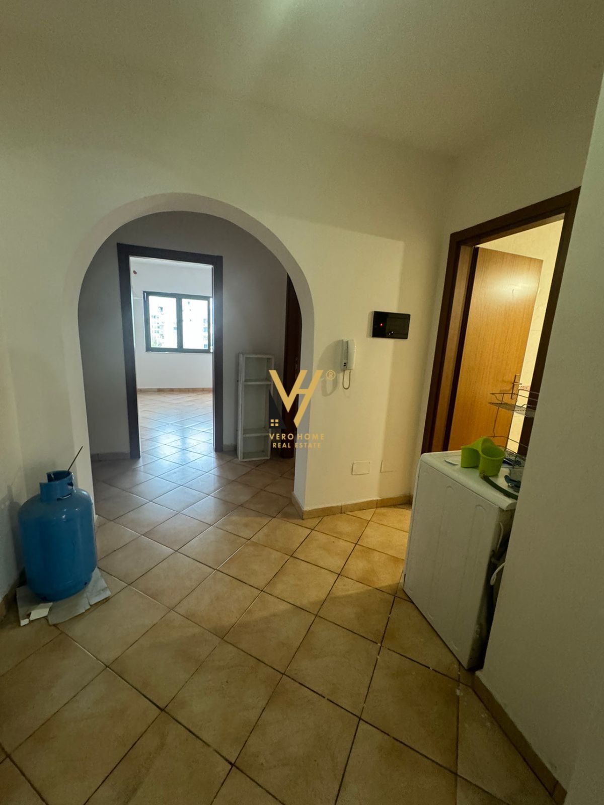 ZYRE TE KOMUNA E PARISIT 600 EURO