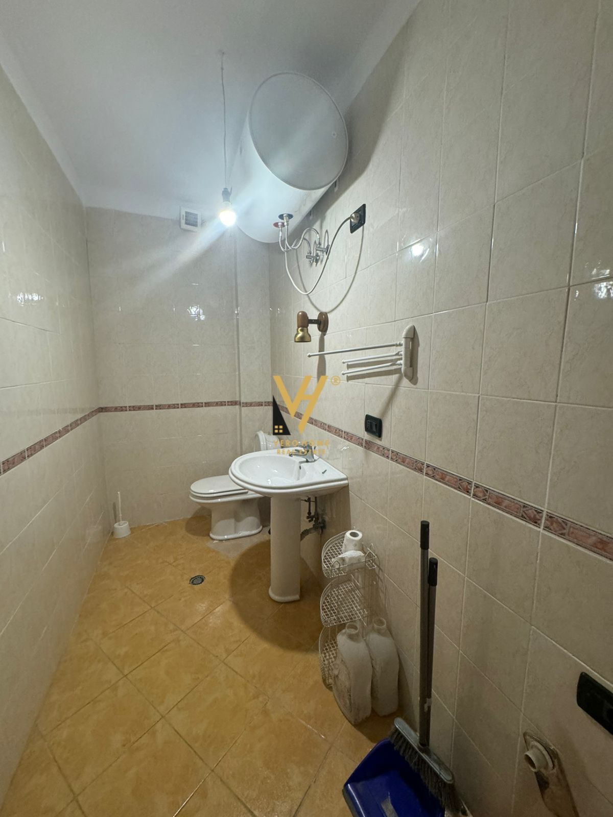 ZYRE TE KOMUNA E PARISIT 600 EURO