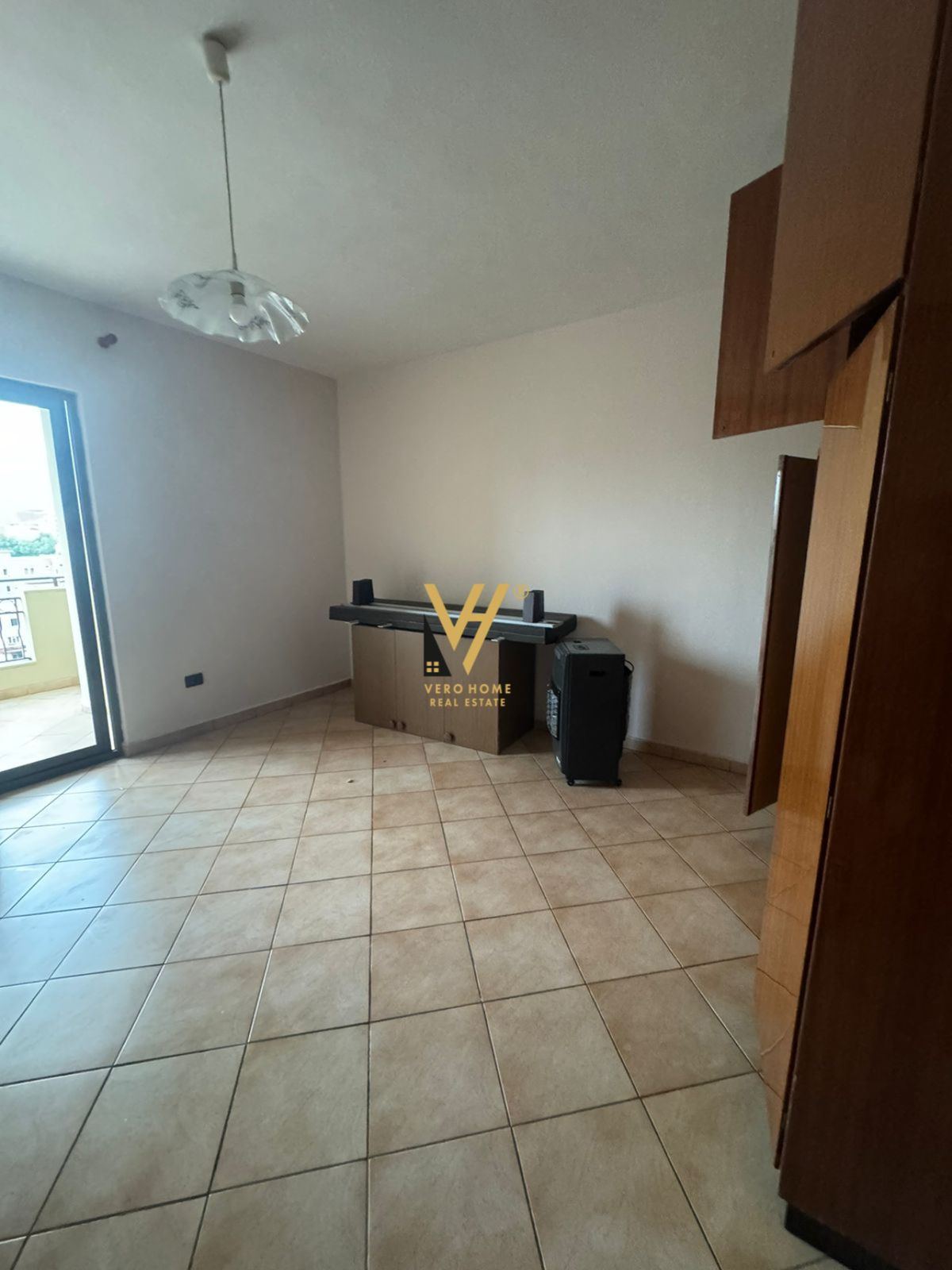 ZYRE TE KOMUNA E PARISIT 600 EURO