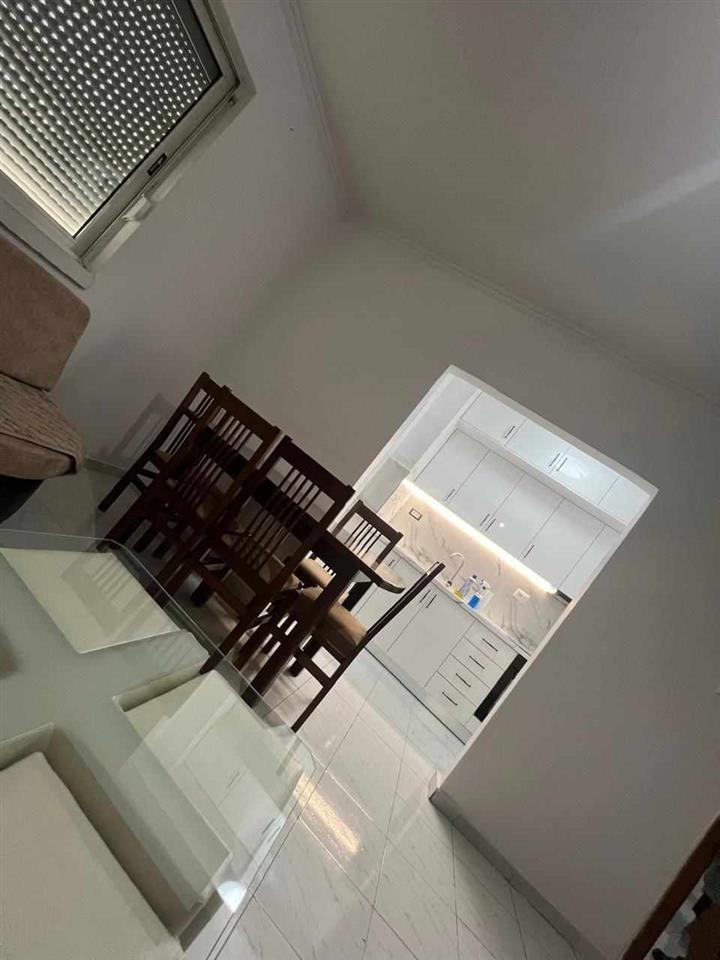 Jap apartament 2+1 me mobilim cilesore tek Vorri Bamit