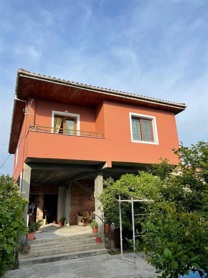 Shtepi ne Lushnje 300m2