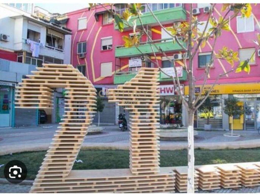 SHESIM NJESI KOMERCIALE 27M2 PRANE KRYQEZIMIT TEK 21 DHJETOR