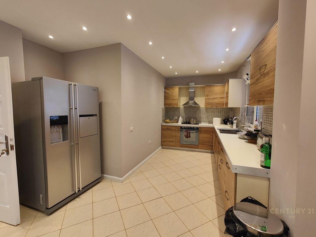 Vila Me Qira në Liqeni i Thatë, Tiranë – 2500€ | 560 m²