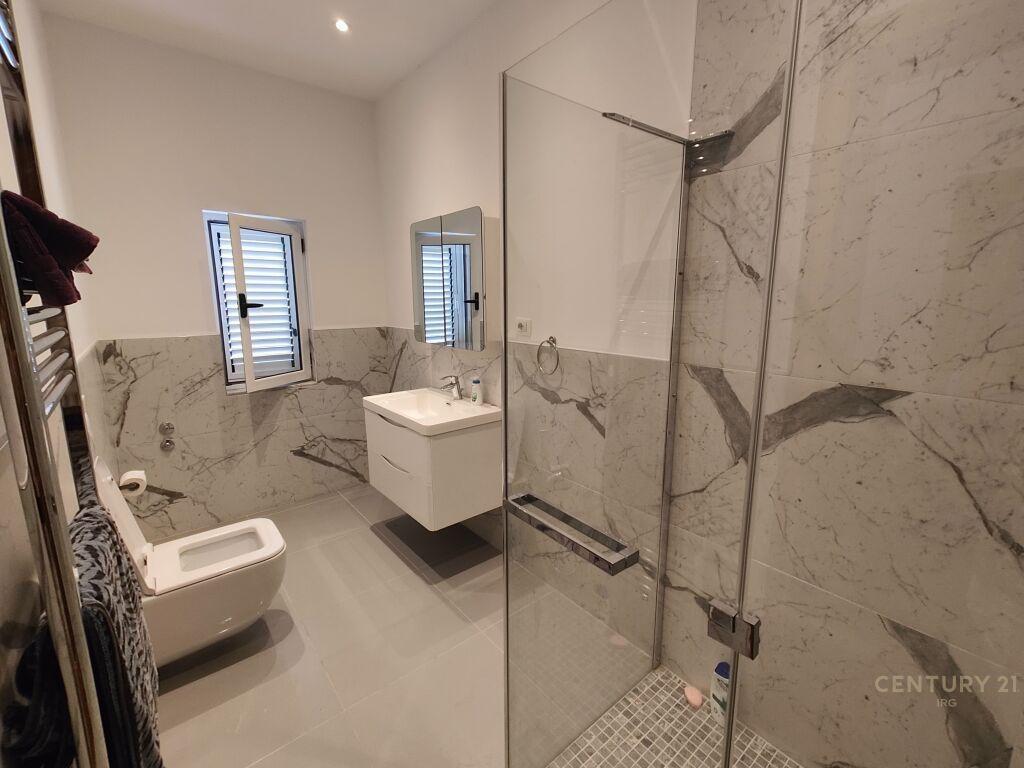 Vila Me Qira në Liqeni i Thatë, Tiranë – 2500€ | 560 m²