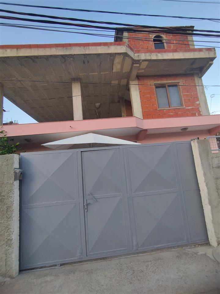 Shitet Shtepia Private 2 Kateshe ne Fier Lagja Liri