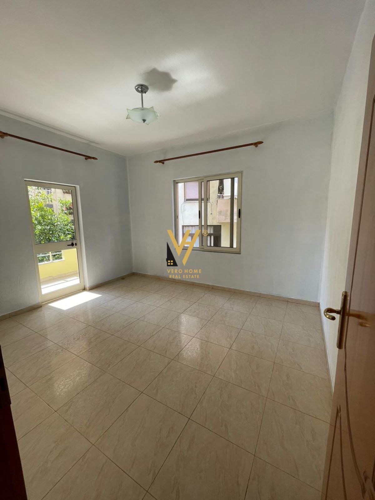 ZYRE TEK KOMUNA E PARISIT 1.000 EURO