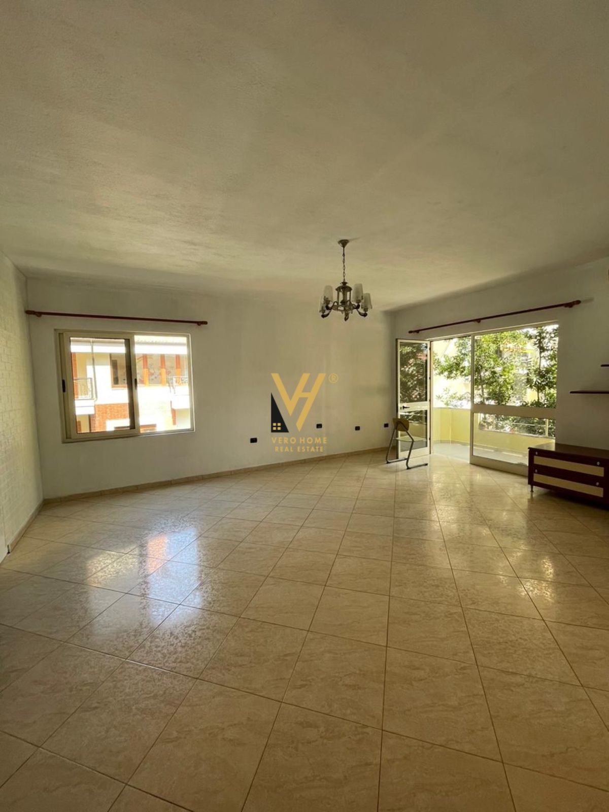 ZYRE TEK KOMUNA E PARISIT 1.000 EURO