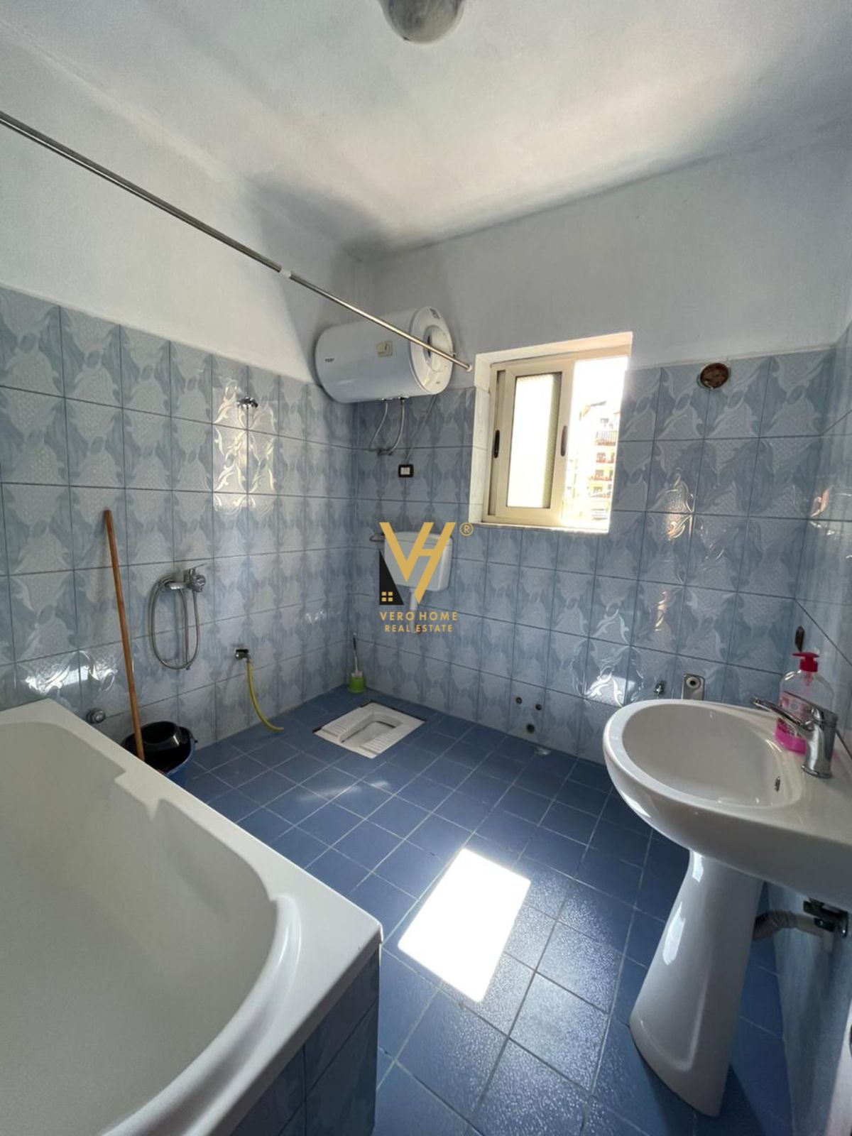 ZYRE TEK KOMUNA E PARISIT 1.000 EURO