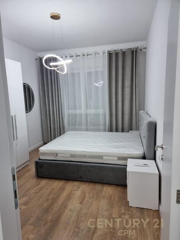 Qira Apartament 1+1+1 Komuna e Parisit 700 € 54 m2