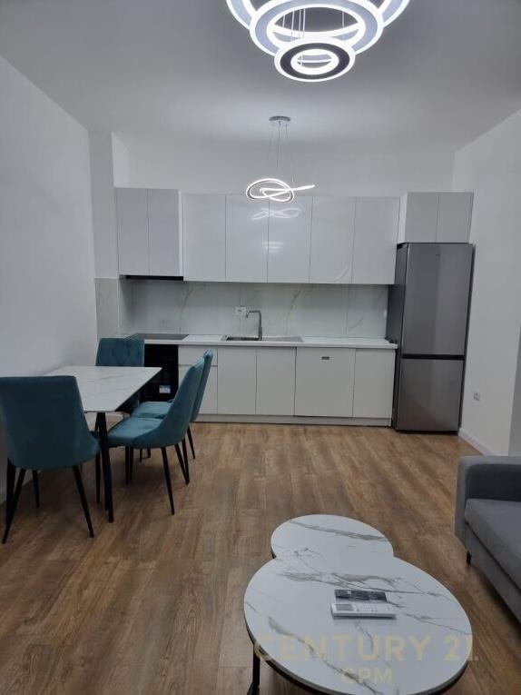 Qira Apartament 1+1+1 Komuna e Parisit 700 € 54 m2
