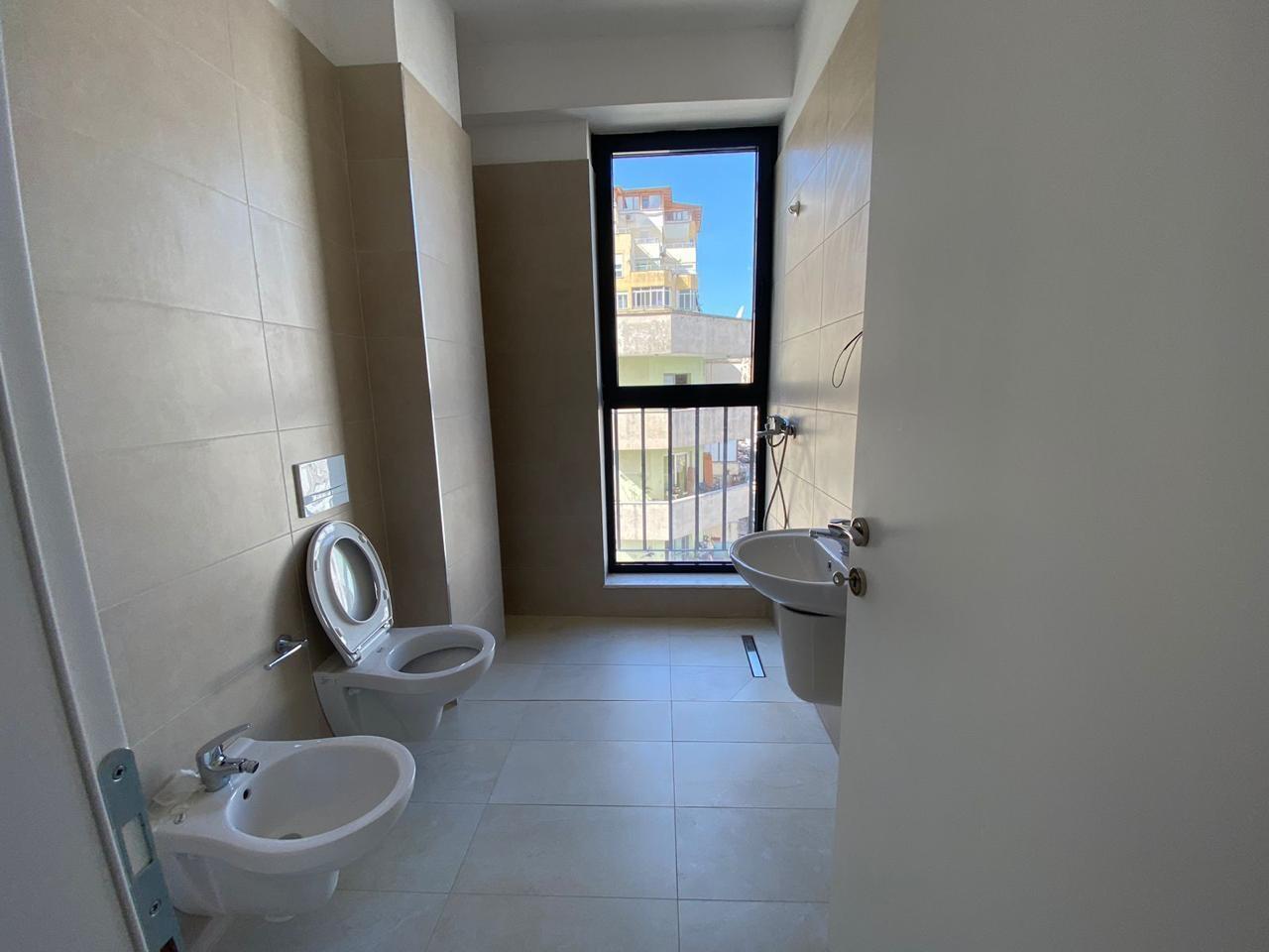 Apartament 2+1 per qira te Komuna Parisit