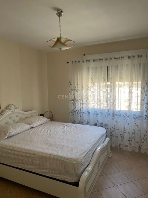 Qira Apartament 1+1+1 Komuna e Parisit 550 € 70 m2