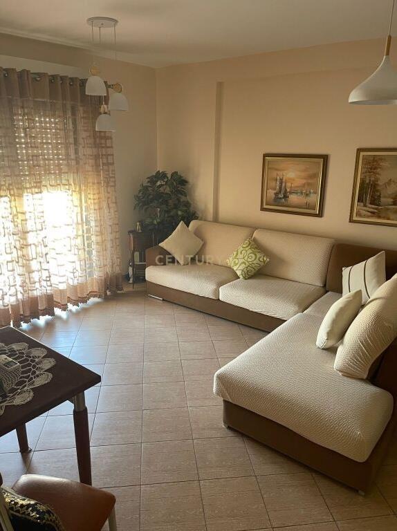 Qira Apartament 1+1+1 Komuna e Parisit 550 € 70 m2