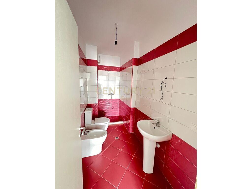 SHITET APARTAMENT 3+1+2+ POST PARKIMI TE ISH FABRIKA BUKES ,