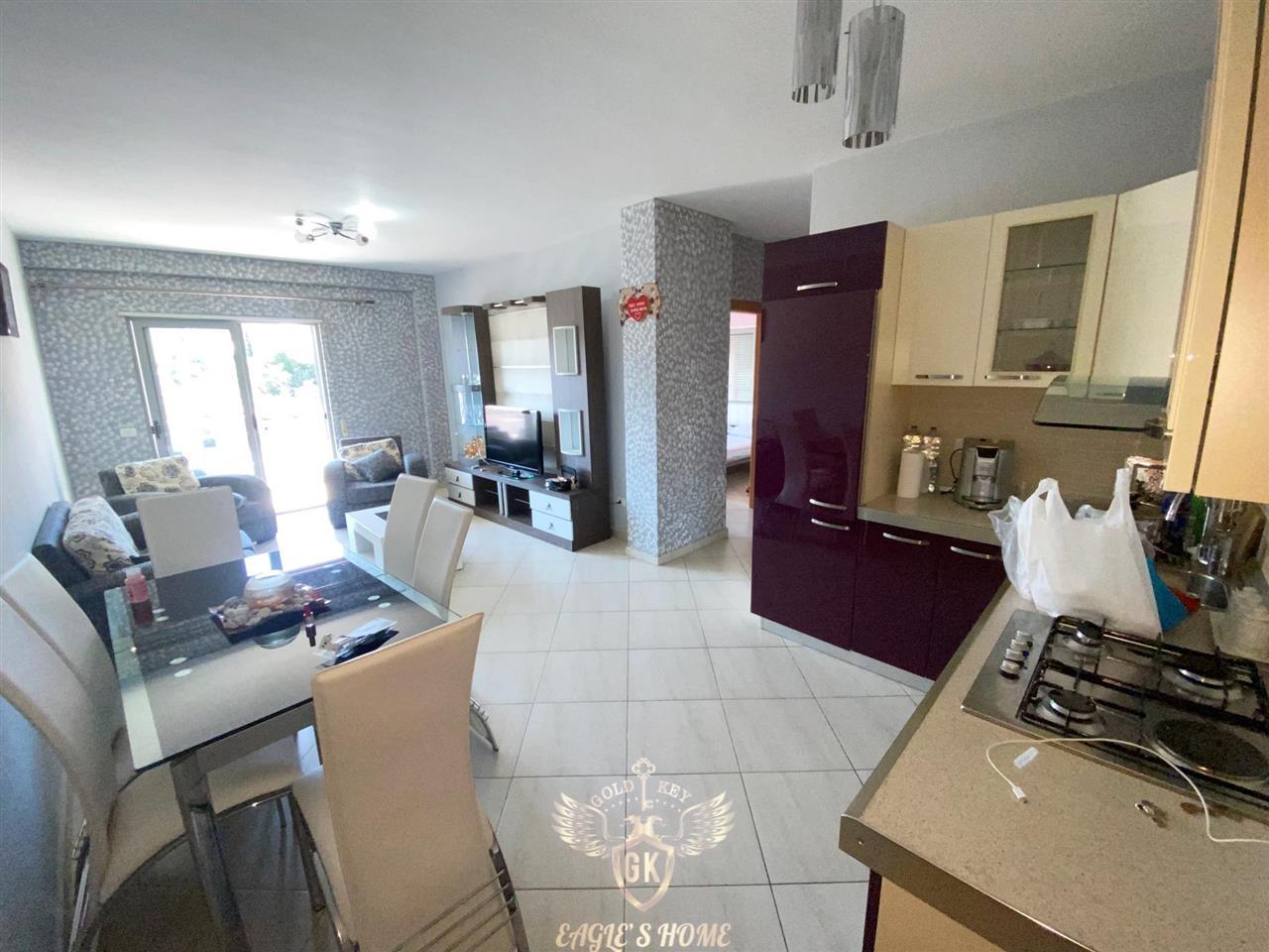 Shitet 2+1 me BallkonMobiluar