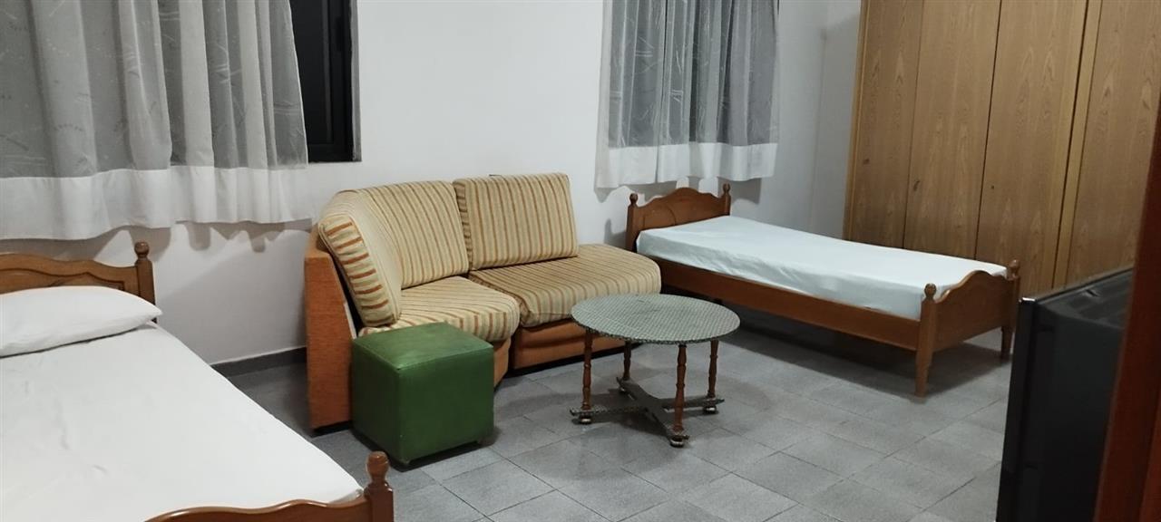 Jepet hyrje me qera 1+1 e mobiluar, per 2 djem ne pune!