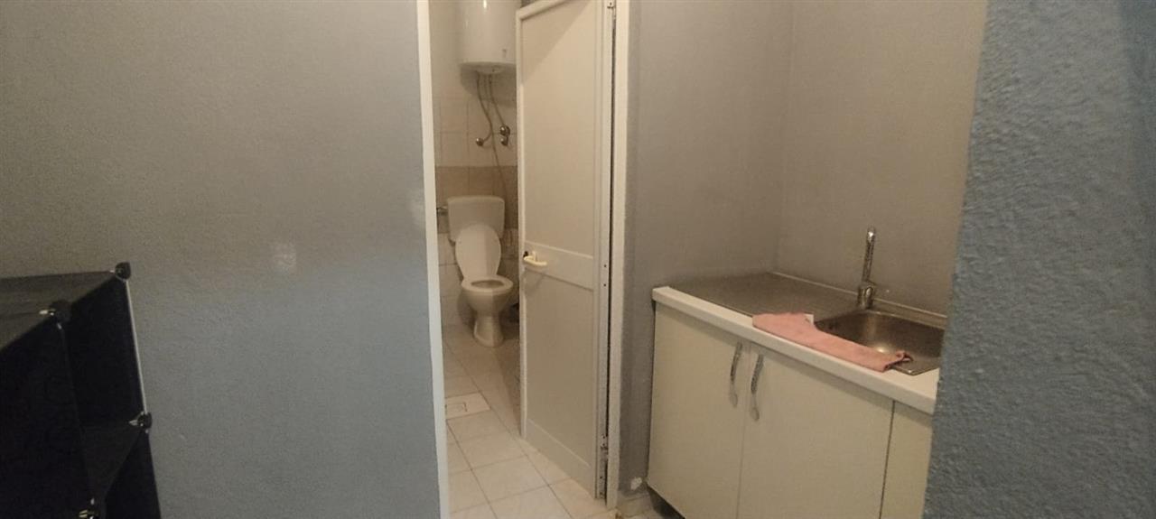 Jepet hyrje me qera 1+1 e mobiluar, per 2 djem ne pune!