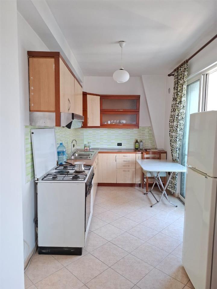 SHITET APARTAMENT 1+1 PRANE STACIONIT TRENIT DURRES!