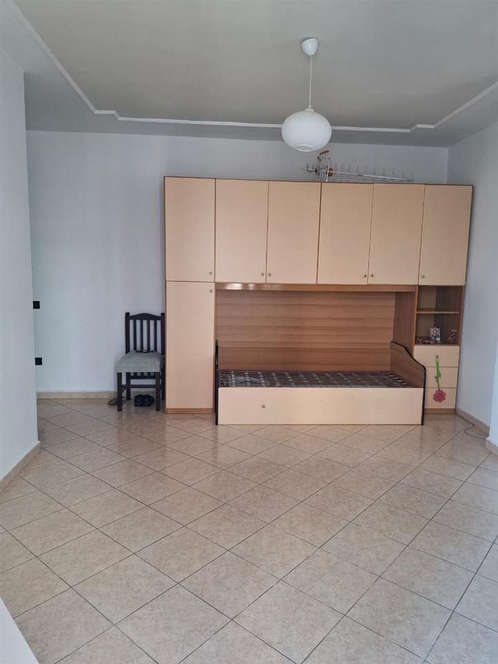 SHITET APARTAMENT 1+1 PRANE STACIONIT TRENIT DURRES!