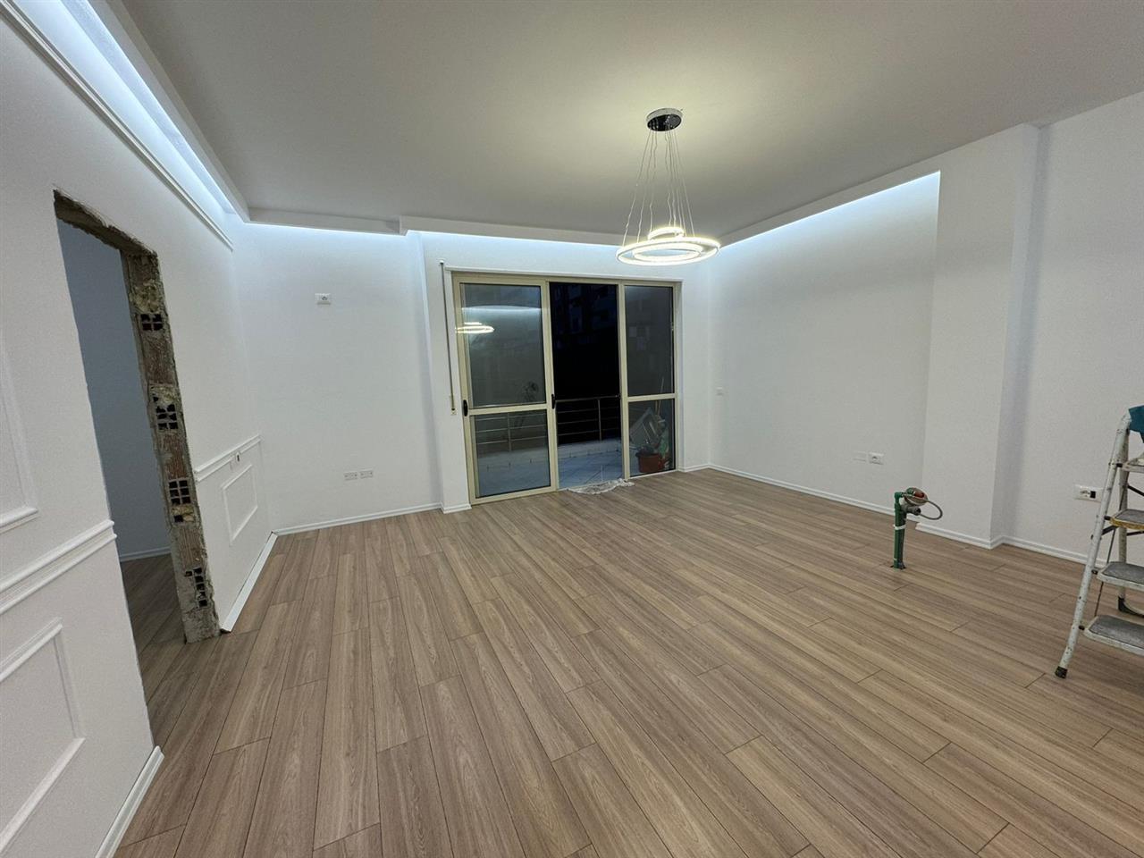 SHITET APARTAMENT 1+1 VIJE E PARE !