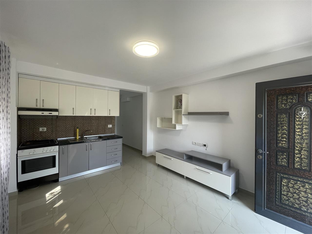 APARTAMANET ME QERA 1+1, Tirane, Kombinat