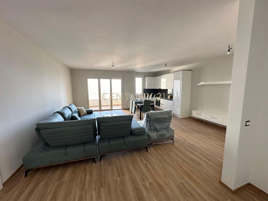 JEPET APARTAMENT 3+1+2 ME QIRA TEK RRUGA E PORTIT NE DURRES!