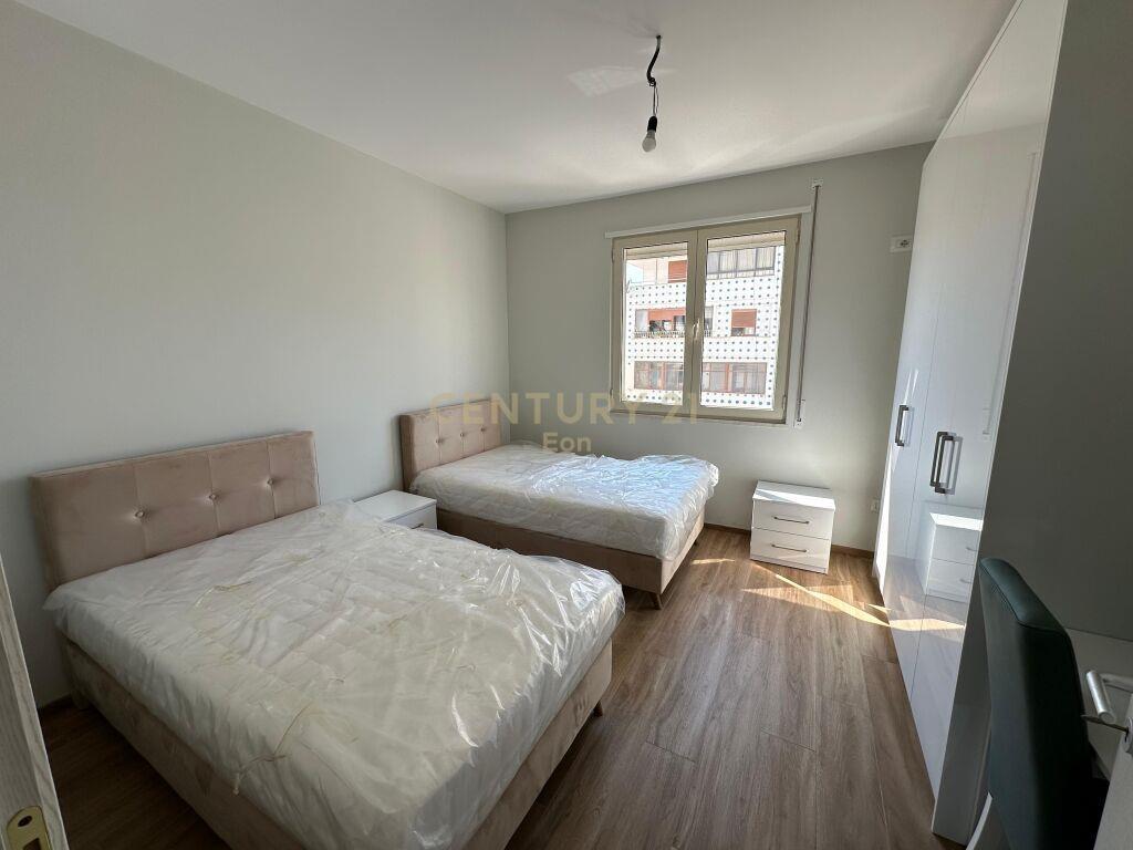 JEPET APARTAMENT 3+1+2 ME QIRA TEK RRUGA E PORTIT NE DURRES!