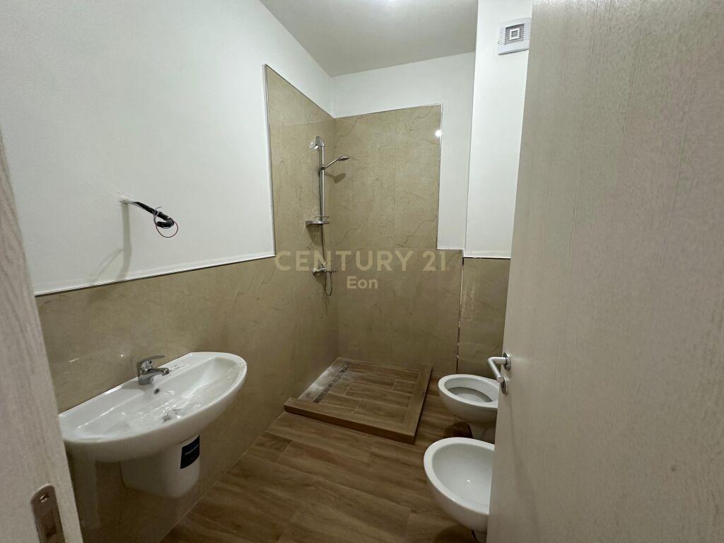 JEPET APARTAMENT 3+1+2 ME QIRA TEK RRUGA E PORTIT NE DURRES!
