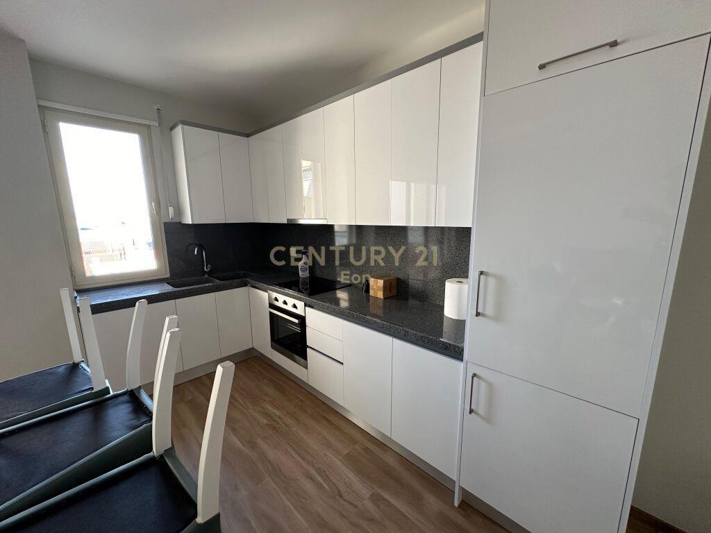 JEPET APARTAMENT 3+1+2 ME QIRA TEK RRUGA E PORTIT NE DURRES!