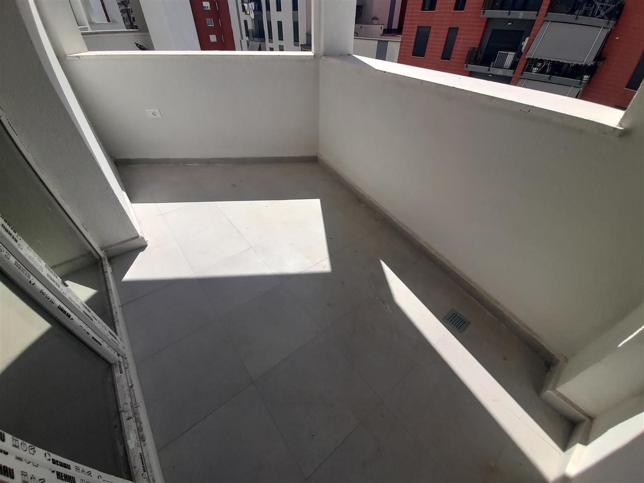 Jepet me qera Ap 1+1 per ZYRA +Vend parkimi