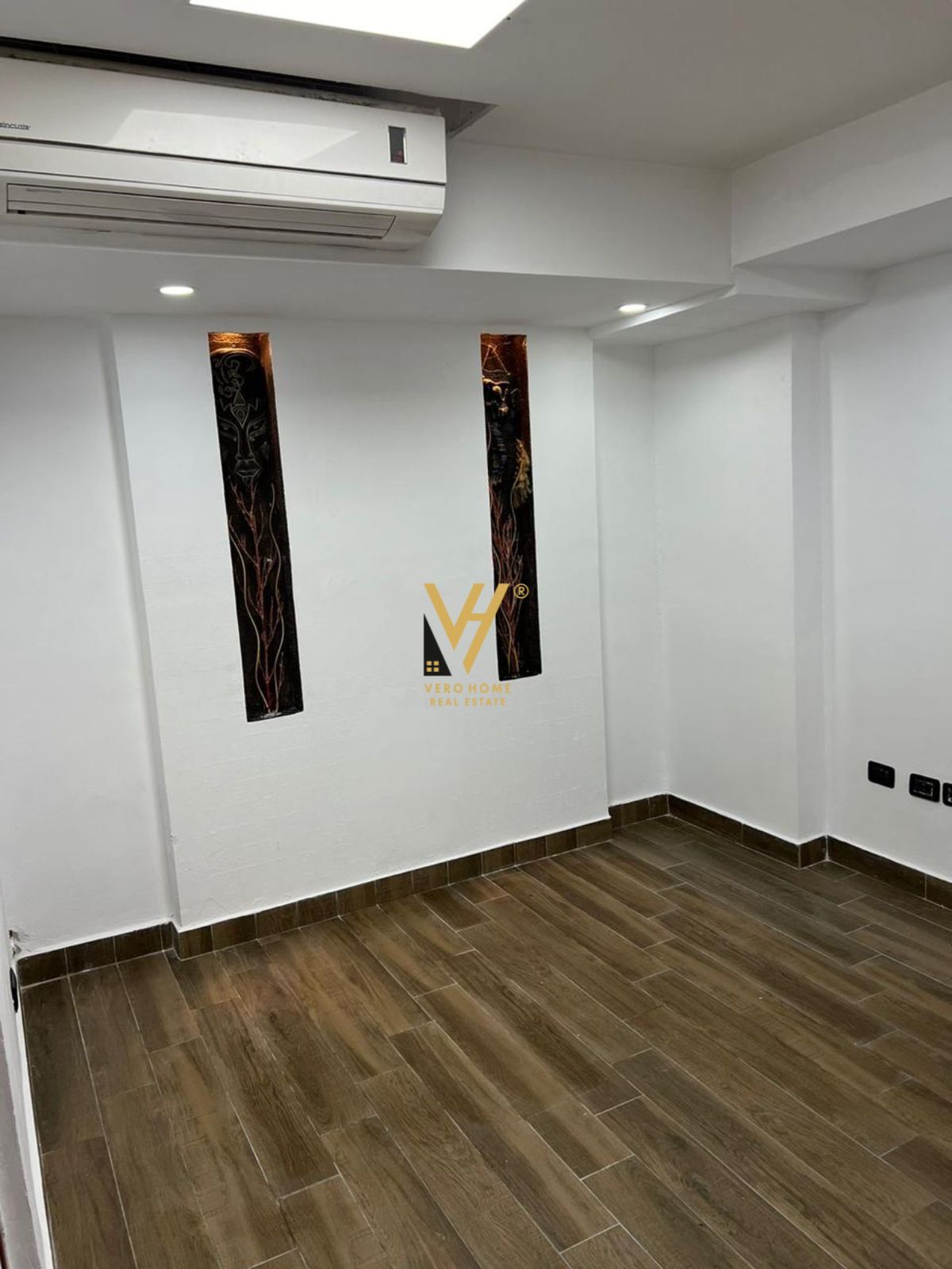 DYQAN 64 M2 TE ISH EKSPOZITA SOT 155.000 EURO