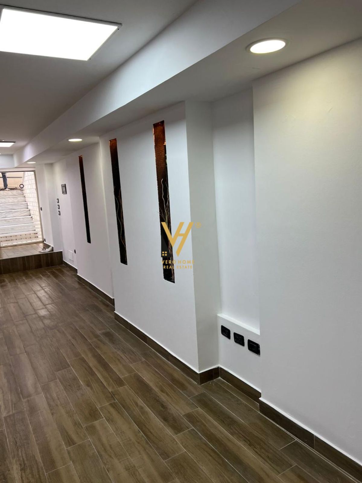 DYQAN 64 M2 TE ISH EKSPOZITA SOT 155.000 EURO