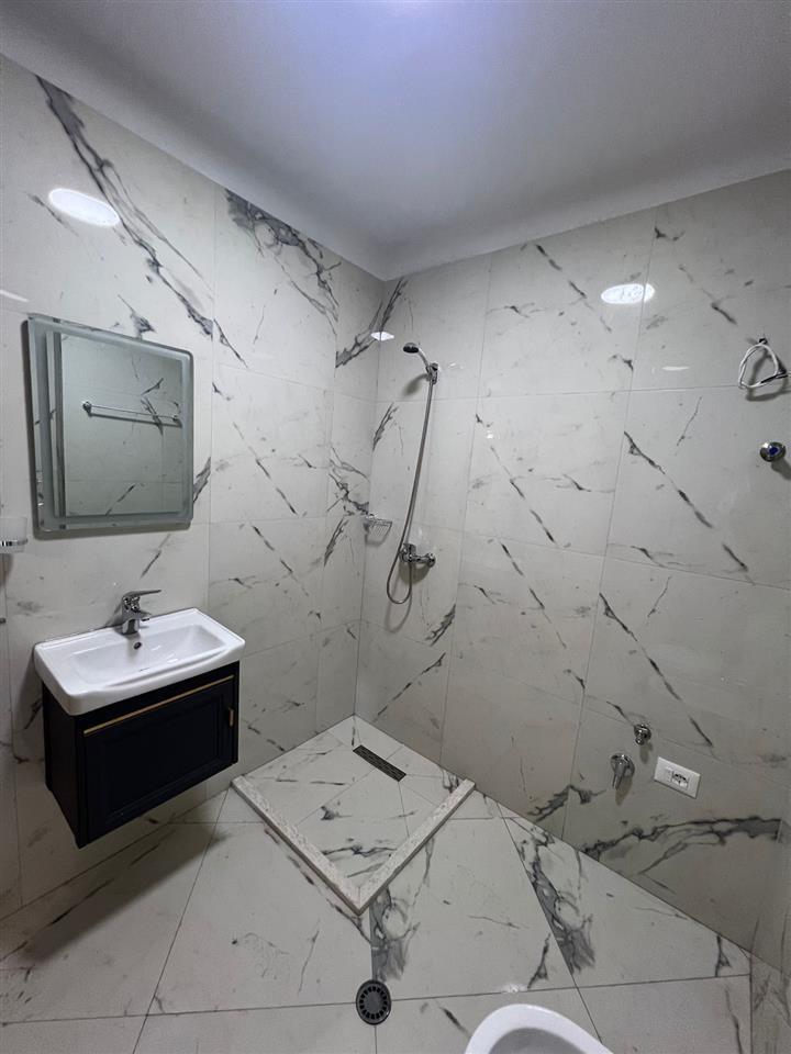 Shitet Apartament 1 + 1shkembi i kavajes, i mobiiluar modern