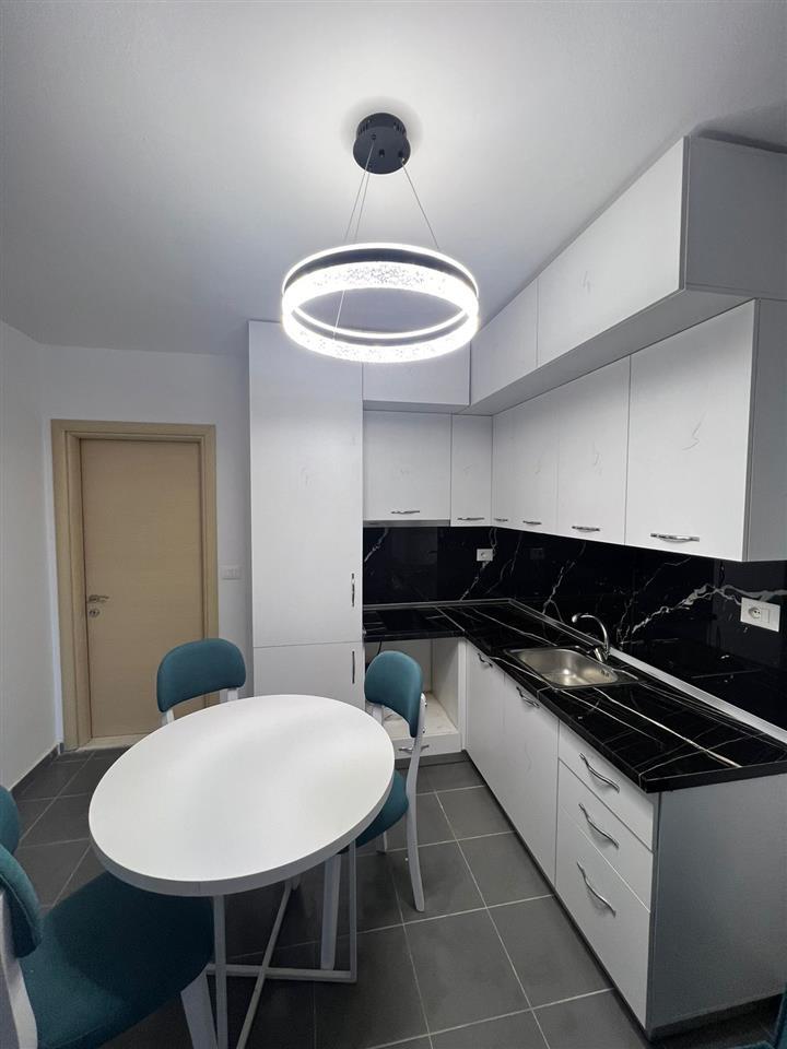 Shitet Apartament 1 + 1shkembi i kavajes, i mobiiluar modern