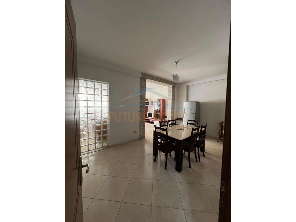 Jepet 1+1 me qera , Komuna e Parisit