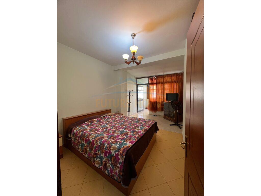 Jepet 1+1 me qera , Komuna e Parisit