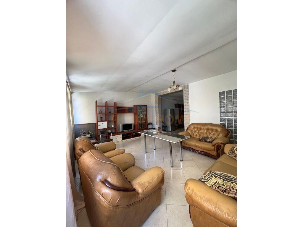 Jepet 1+1 me qera , Komuna e Parisit