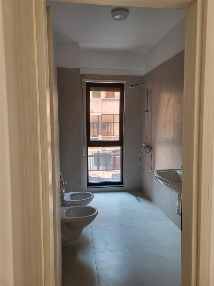 Zyre me qera tek Myslym Shyri prane Qendres