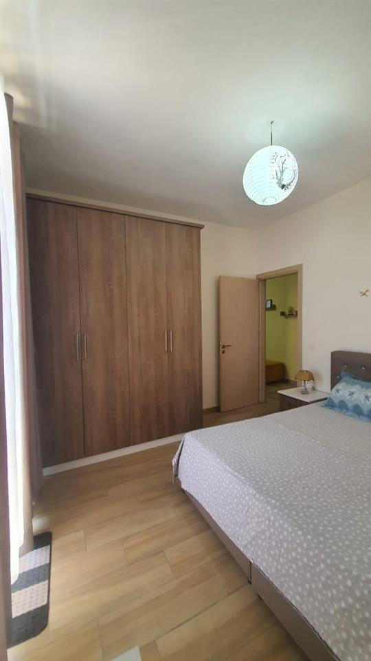 Jepet me qera apartament 2+1 i mobiluar