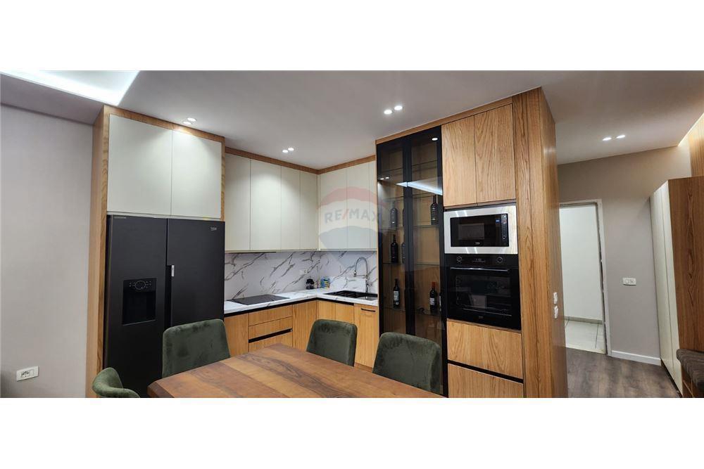 Shitet Apartament 2+1+2+PARKING ne Ali Dem