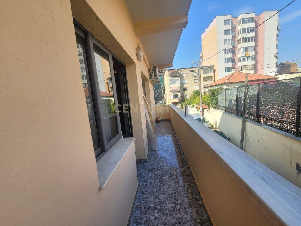 Qira Apartament 2+1+1 Shkolla e Kuqe 550 € | 90 m2